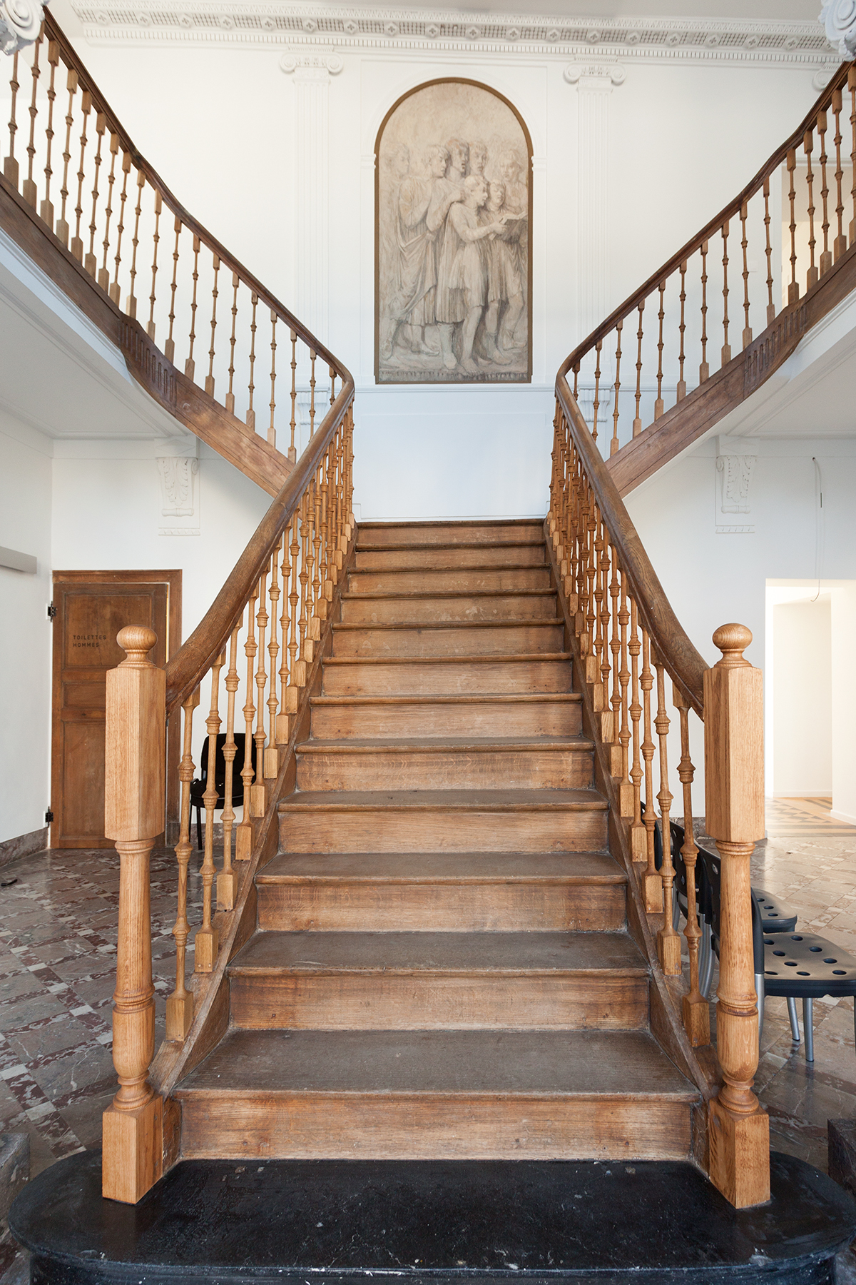 architecture-contemporaine-espace-winson-chateau-winson-reservoir-a-maison-communale-fosses-la-ville-escalier-restauré