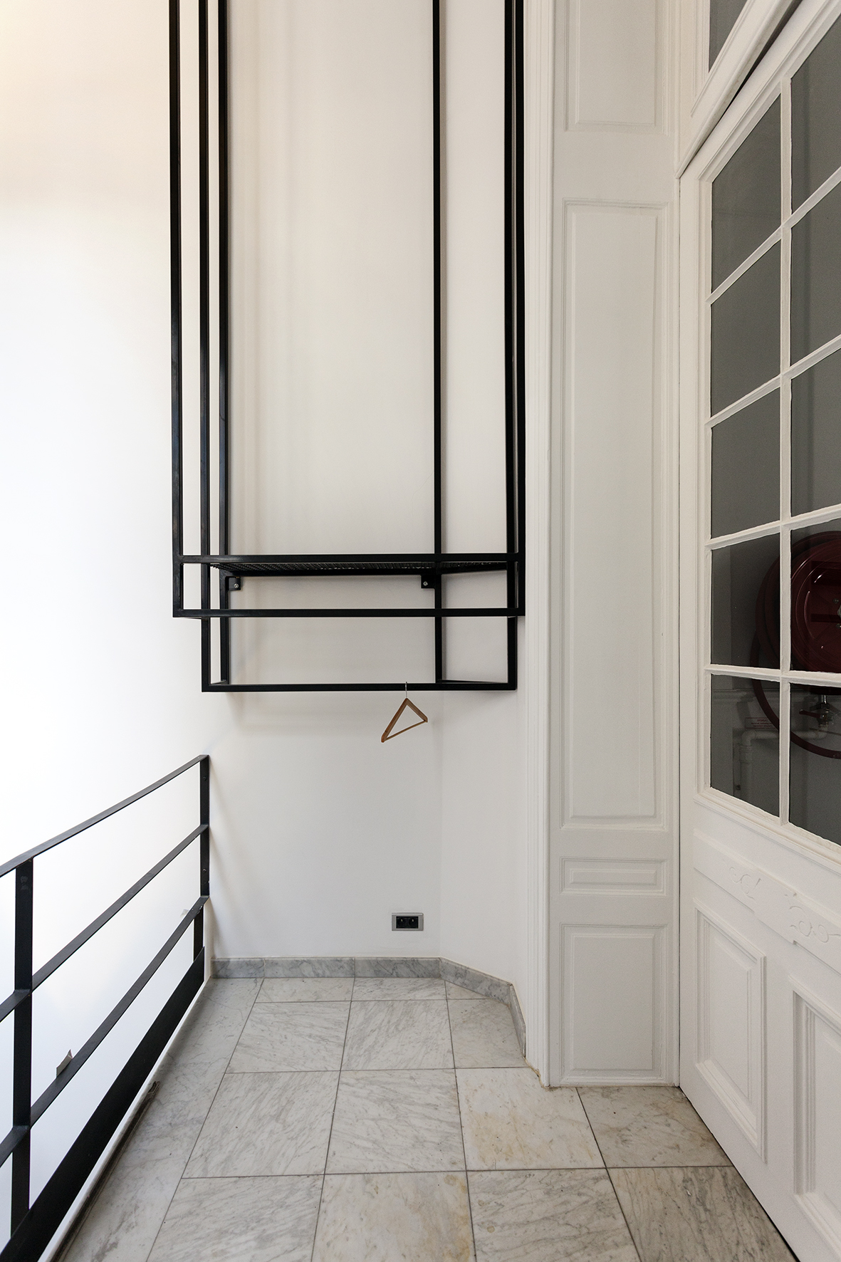 architecture-contemporaine-maison-laicite-charleroi-salle-des-essarts-reservoir-a-salle-polyvalente-vue-détail-vestiaire-cage-escalier
