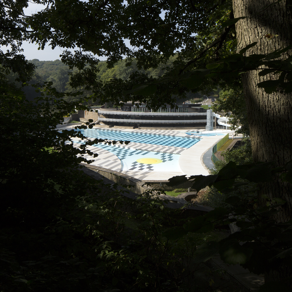 architecture-contemporaine-équipement-public-piscine-extérieure-aménagement-paysager-Charleroi-les-bains-vue-générale
