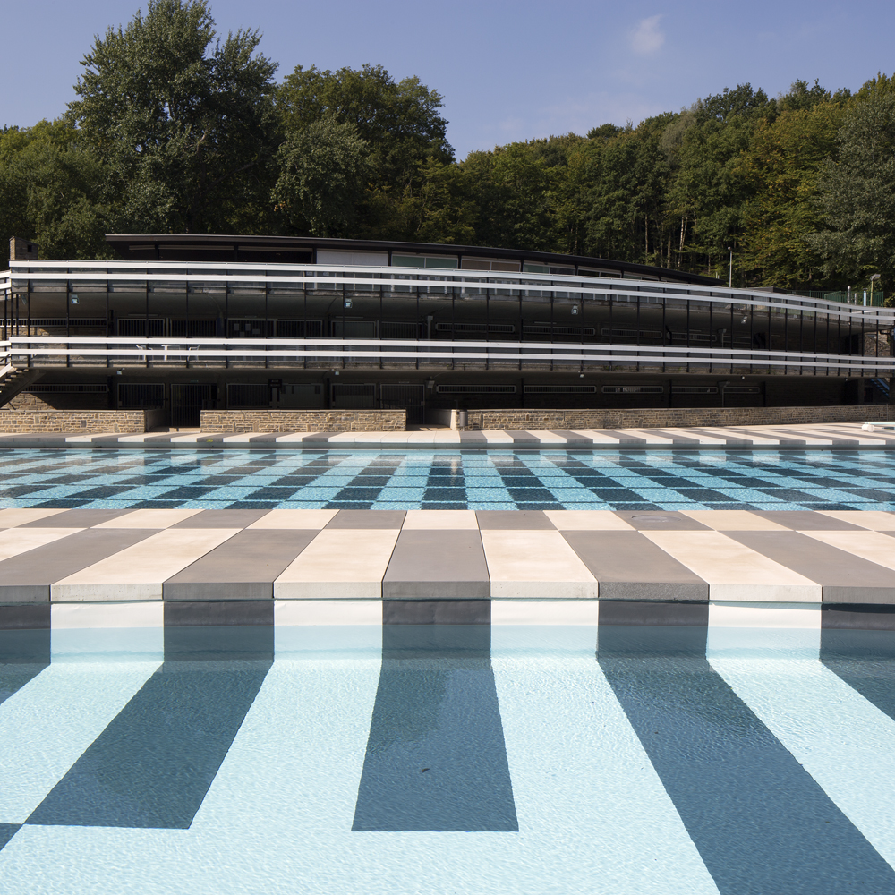 architecture-contemporaine-équipement-public-piscine-extérieure-aménagement-paysager-Charleroi-les-bains-vue-plages-bassins