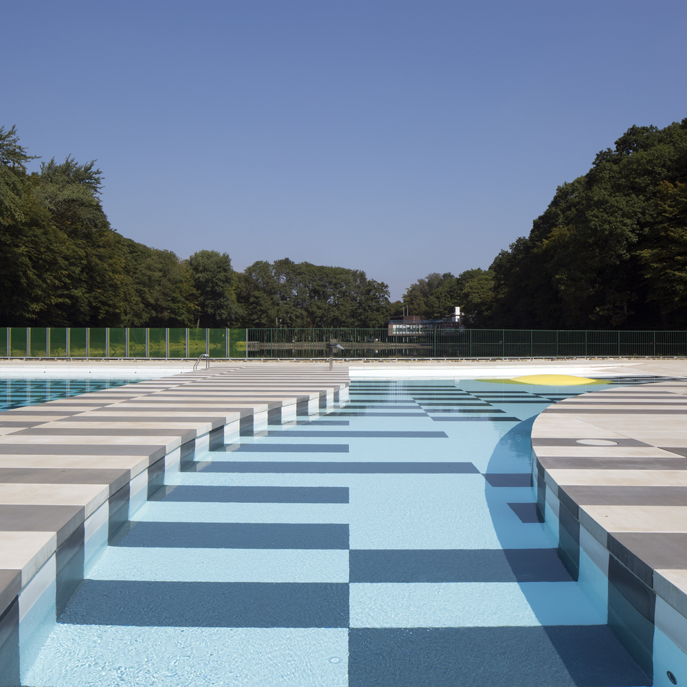 architecture-contemporaine-équipement-public-piscine-extérieure-aménagement-paysager-Charleroi-les-bains-vue-plages-bassins