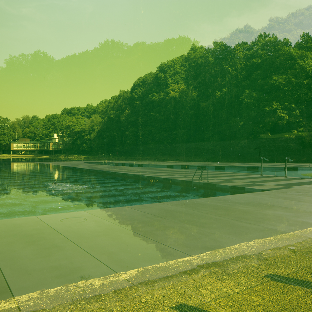 architecture-contemporaine-équipement-public-piscine-extérieure-aménagement-paysager-Charleroi-les-bains-vue-paysage-couleur