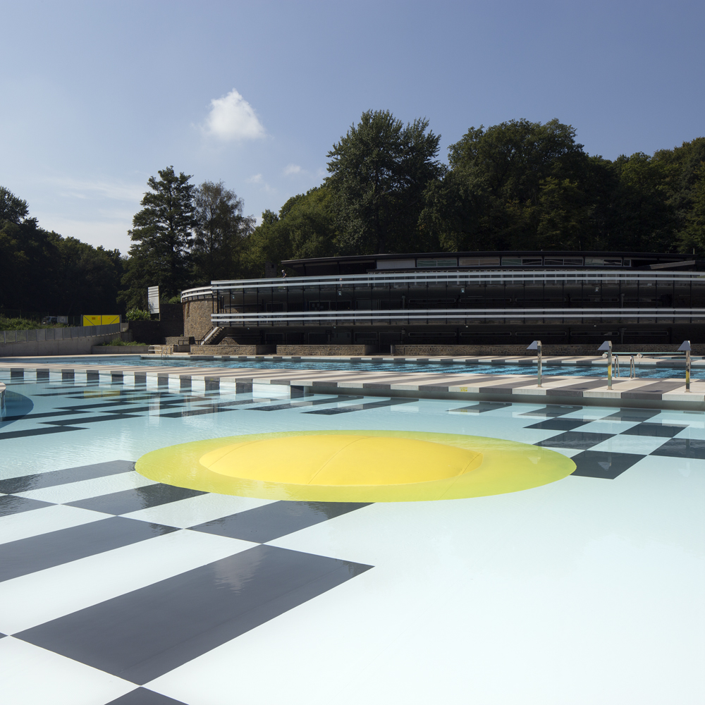 architecture-contemporaine-équipement-public-piscine-extérieure-aménagement-paysager-Charleroi-les-bains-vue-plages-bassins-pataugoire
