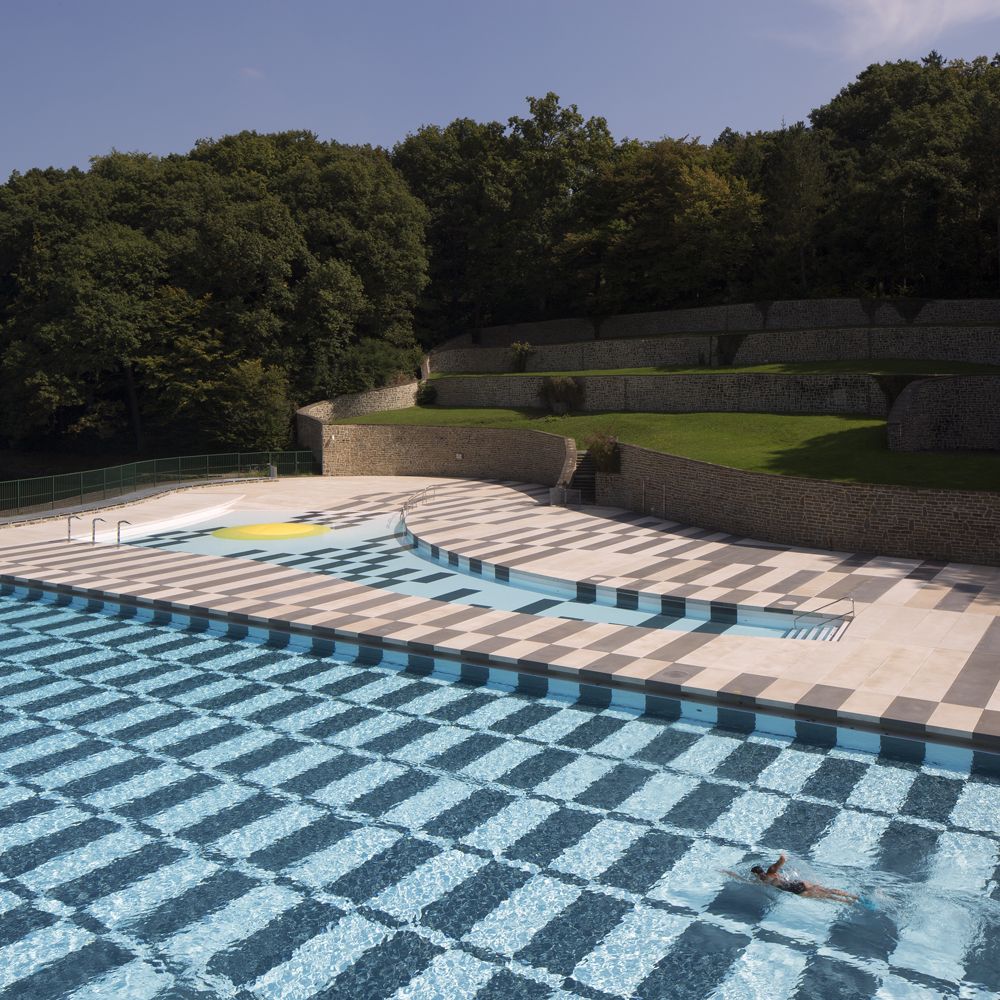 architecture-contemporaine-équipement-public-piscine-extérieure-aménagement-paysager-Charleroi-les-bains-vue-panoramique
