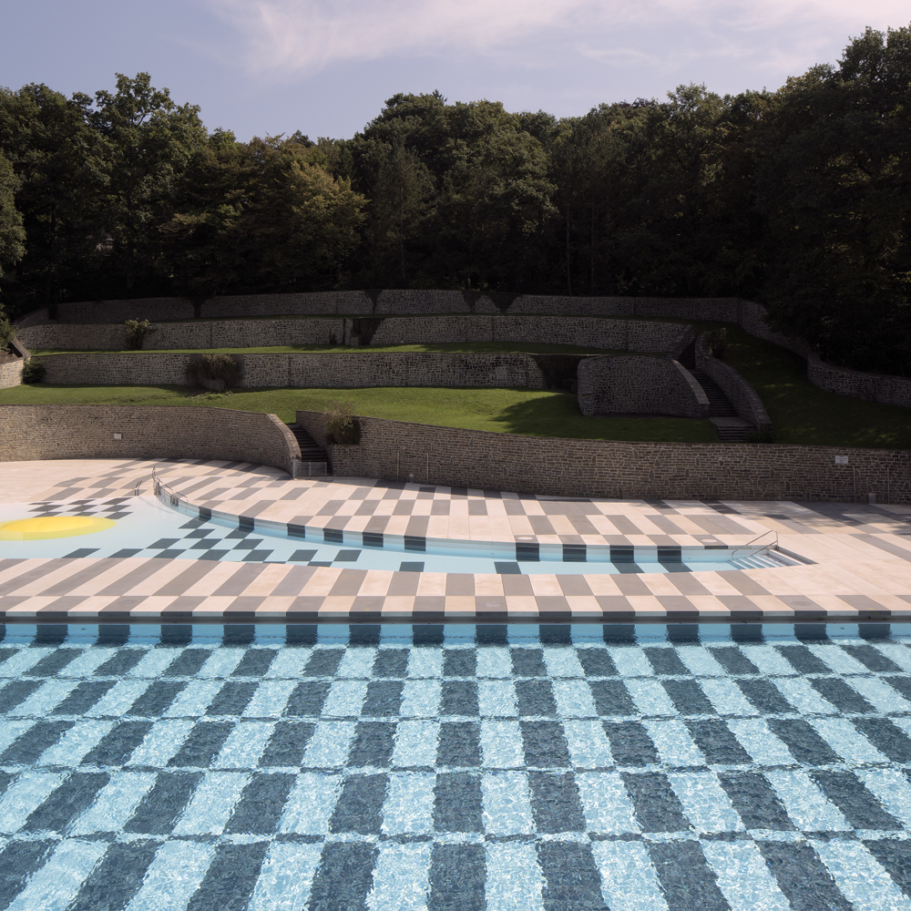architecture-contemporaine-équipement-public-piscine-extérieure-aménagement-paysager-Charleroi-les-bains-vue-panoramique