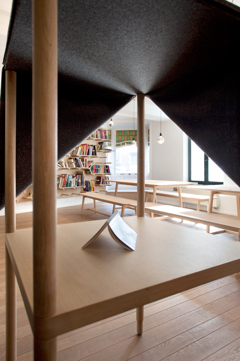 architecture-contemporaine-bibliothèque-le-rayon-aménagement-intérieur-mobilier-fanfare-reservoir-a-bureau