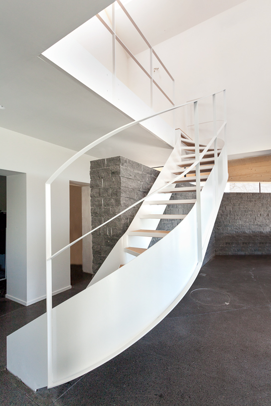 architecture-contemporaine-maison-unifamiliale-Nalinnes-rénovation-extension-ossature-bois-photo-intérieur-escalier