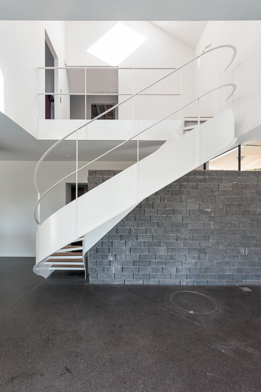 architecture-contemporaine-maison-unifamiliale-Nalinnes-rénovation-extension-ossature-bois-photo-intérieur-escalier