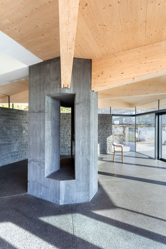 architecture-contemporaine-maison-unifamiliale-Nalinnes-rénovation-extension-ossature-bois-photo-intérieur-béton-feu