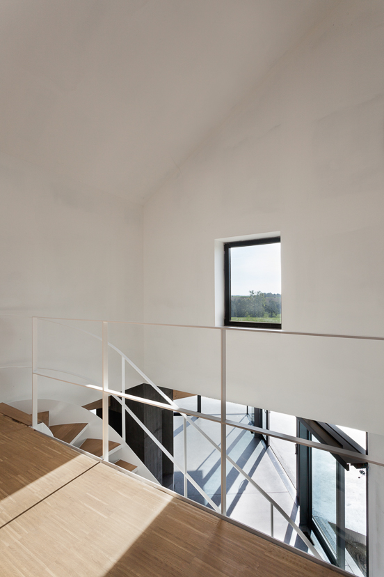 architecture-contemporaine-maison-unifamiliale-Nalinnes-rénovation-extension-ossature-bois-photo-intérieur-mezzanine
