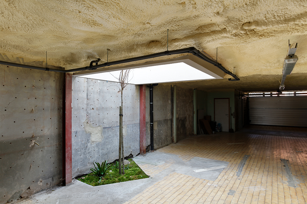architecture-contemporaine-rénovation-restauration-patrimoine-architectural-Charleroi-Jules-Laurent-bureaux-patio-parking