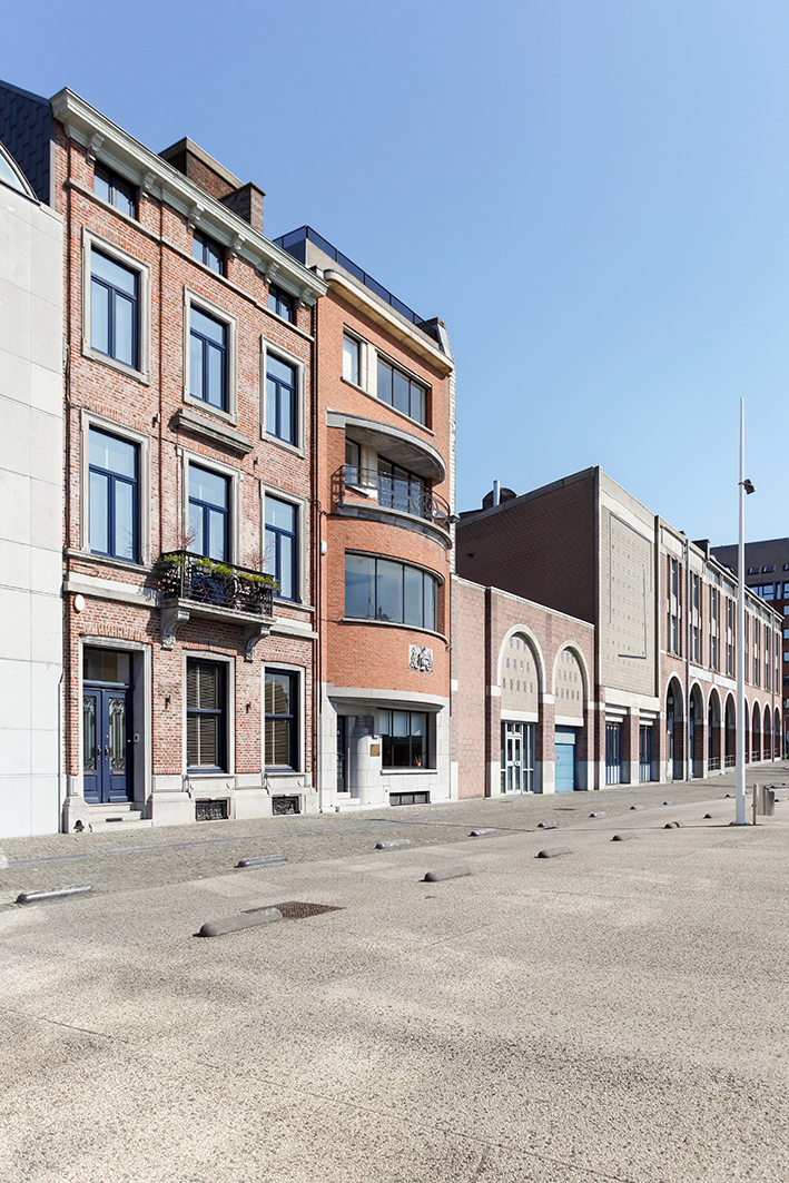 architecture-contemporaine-rénovation-restauration-patrimoine-architectural-Charleroi-Jules-Laurent-bureaux-façade-avant