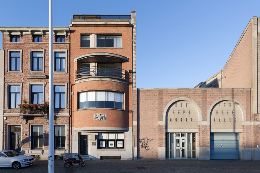 architecture-contemporaine-rénovation-restauration-patrimoine-architectural-Charleroi-Jules-Laurent-bureaux-front-rue