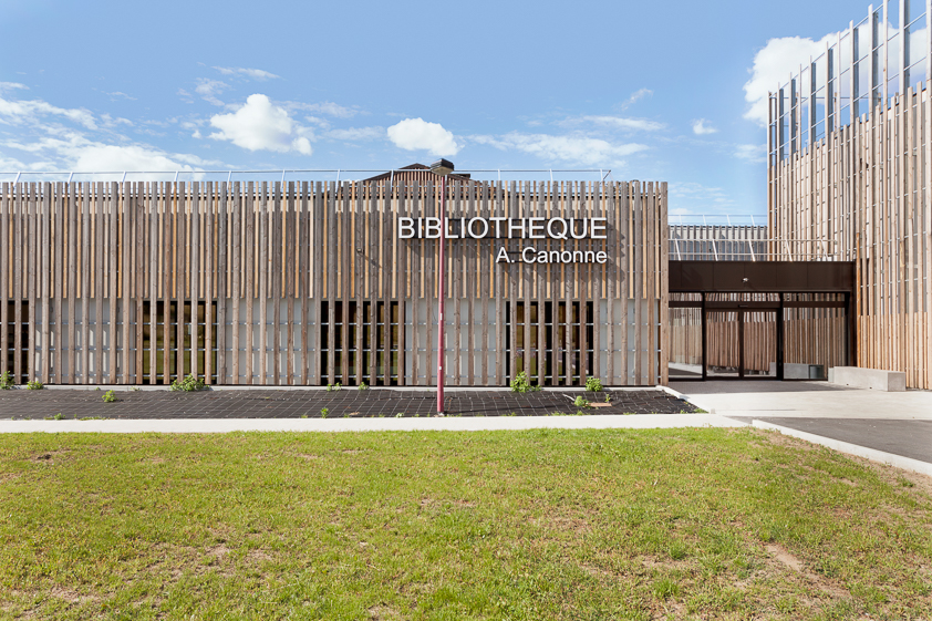 architecture -contemporaine-centre-culturel-sportif-scailmont-manage-rénovation-extension-bois-photo-façade-bibliothèque