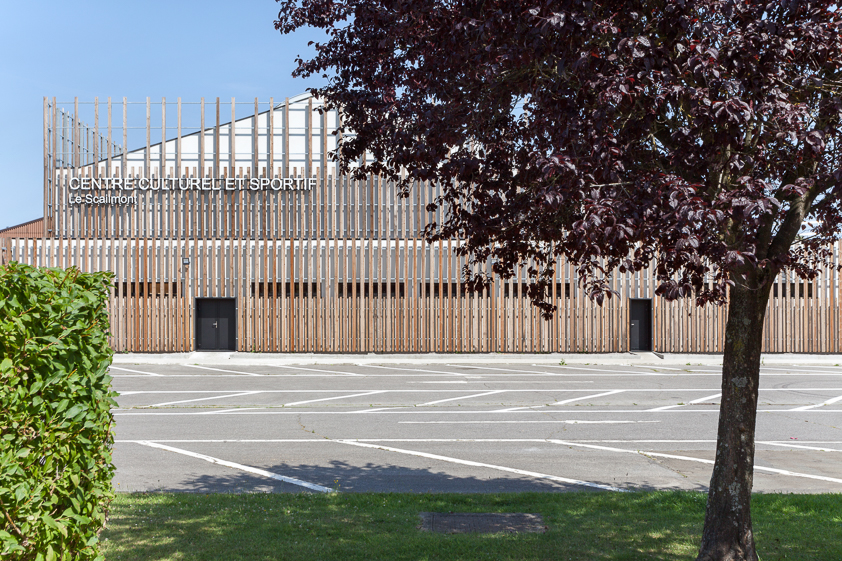 architecture -contemporaine-centre-culturel-sportif-scailmont-manage-rénovation-extension-bois-photo-façades