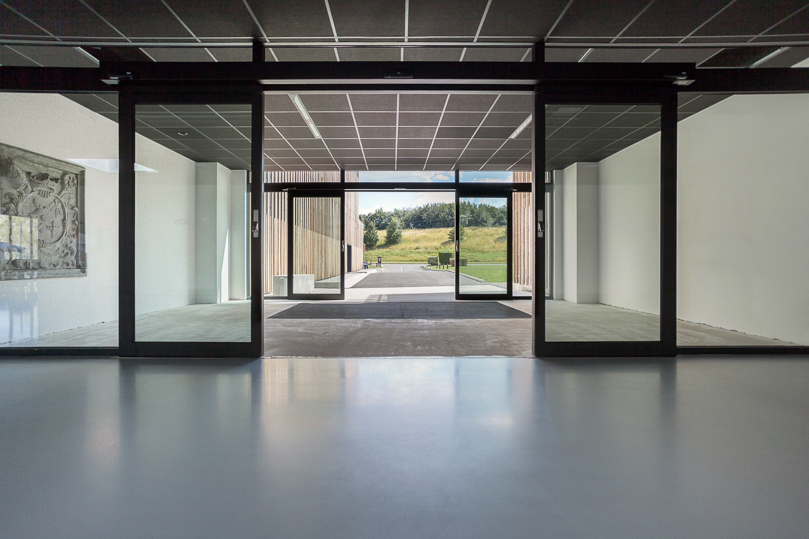 architecture -contemporaine-centre-culturel-sportif-scailmont-manage-rénovation-extension-bois-photo-intérieur-entrée