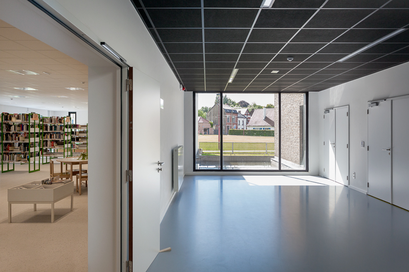 architecture -contemporaine-centre-culturel-sportif-scailmont-manage-rénovation-extension-bois-photo-intérieur-couloirs