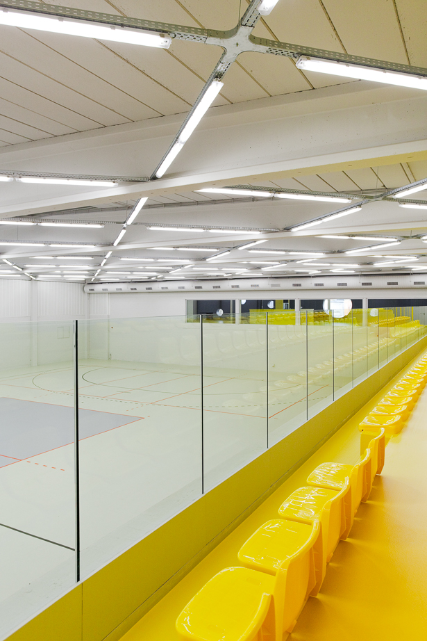 architecture-contemporaine-hall-sports-farciennes-rénovation-photo-éclairage-diagonale-multisport-gradins