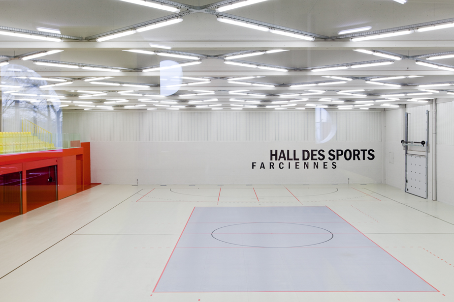 architecture-contemporaine-hall-sports-farciennes-rénovation-photo-éclairage-diagonale-multisport