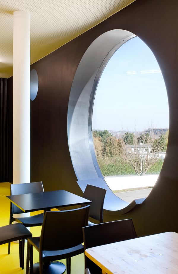 architecture-contemporaine-hall-sports-farciennes-rénovation-photo-cafeteria-fenêtre-ronde